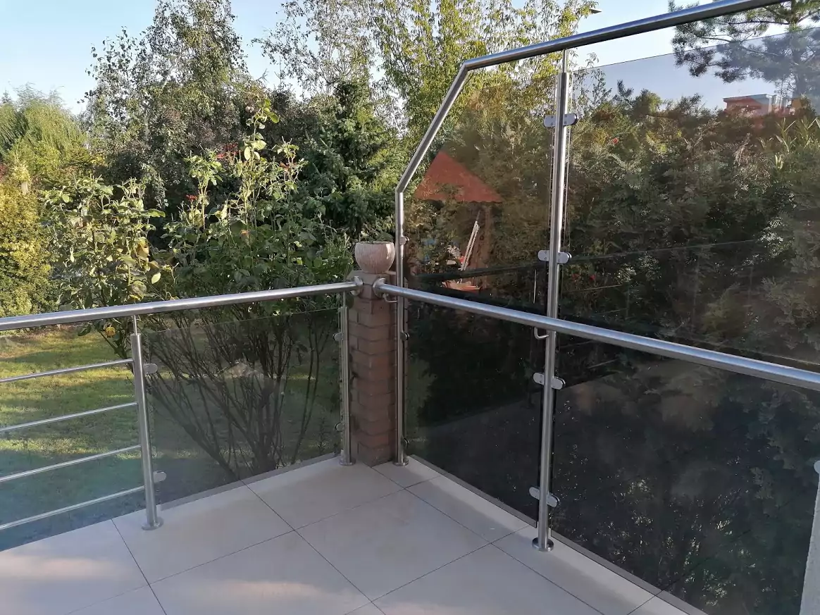 balustrady zewnętrzne, balustrady szklane, szklane zewnętrzne, balustrady ze szkła, balustrady zewnętrzne wykonane ze szkła, balustrady szklano stalowe