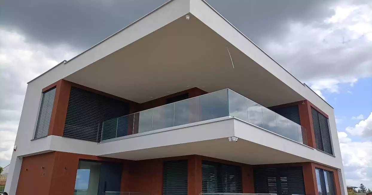 balustrada, balustrada szklana, balustrada samonośna szklana, balustrada zewnętrzna szklana, bezpieczna balustrada szklana