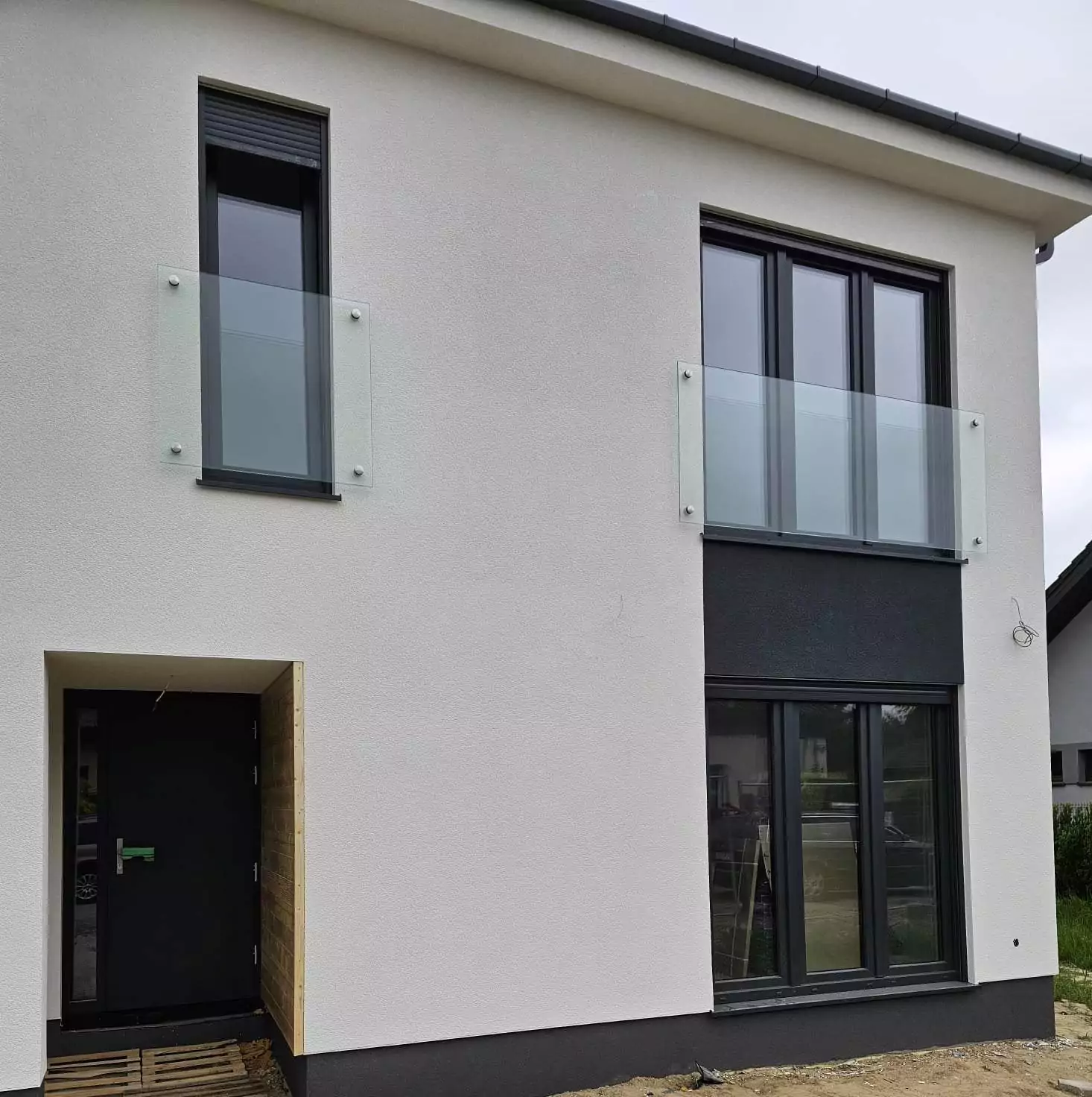 balustrada, balustrada szklana, balustrada samonośna szklana, balustrada zewnętrzna szklana, bezpieczna balustrada szklana