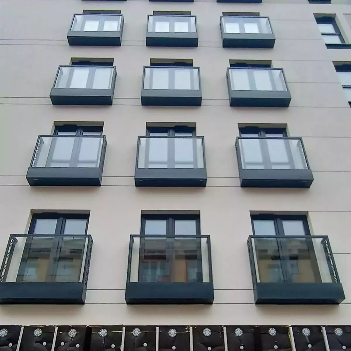 balustrady zewnętrzne, balustrady szklane, szklane zewnętrzne, balustrady ze szkła, balustrady zewnętrzne wykonane ze szkła, balustrady szklano stalowe