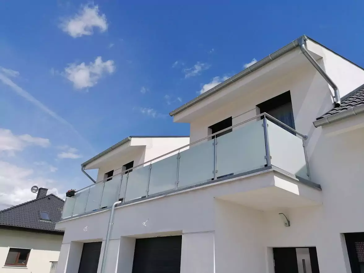 balustrady zewnętrzne, balustrady szklane, szklane zewnętrzne, balustrady ze szkła, balustrady zewnętrzne wykonane ze szkła, balustrady szklano stalowe