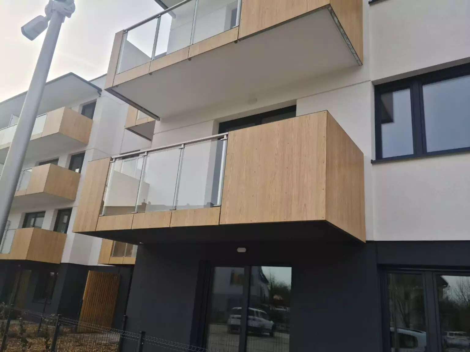 balustrady zewnętrzne, balustrady szklane, szklane zewnętrzne, balustrady ze szkła, balustrady zewnętrzne wykonane ze szkła, balustrady szklano stalowe