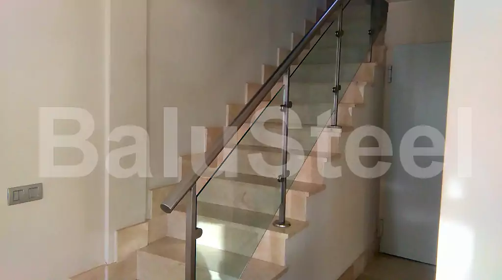 balustrady szklane wewnętrzne, balustrady szklane, balustrady szklane schodowe, balustrady szklano stalowe