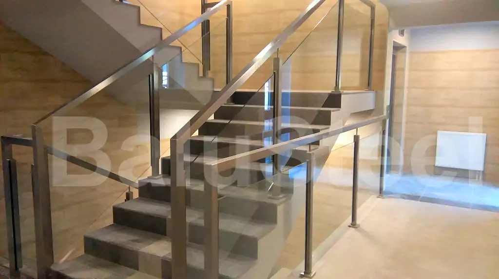 balustrady szklane wewnętrzne, balustrady szklane, balustrady szklane schodowe, balustrady szklano stalowe