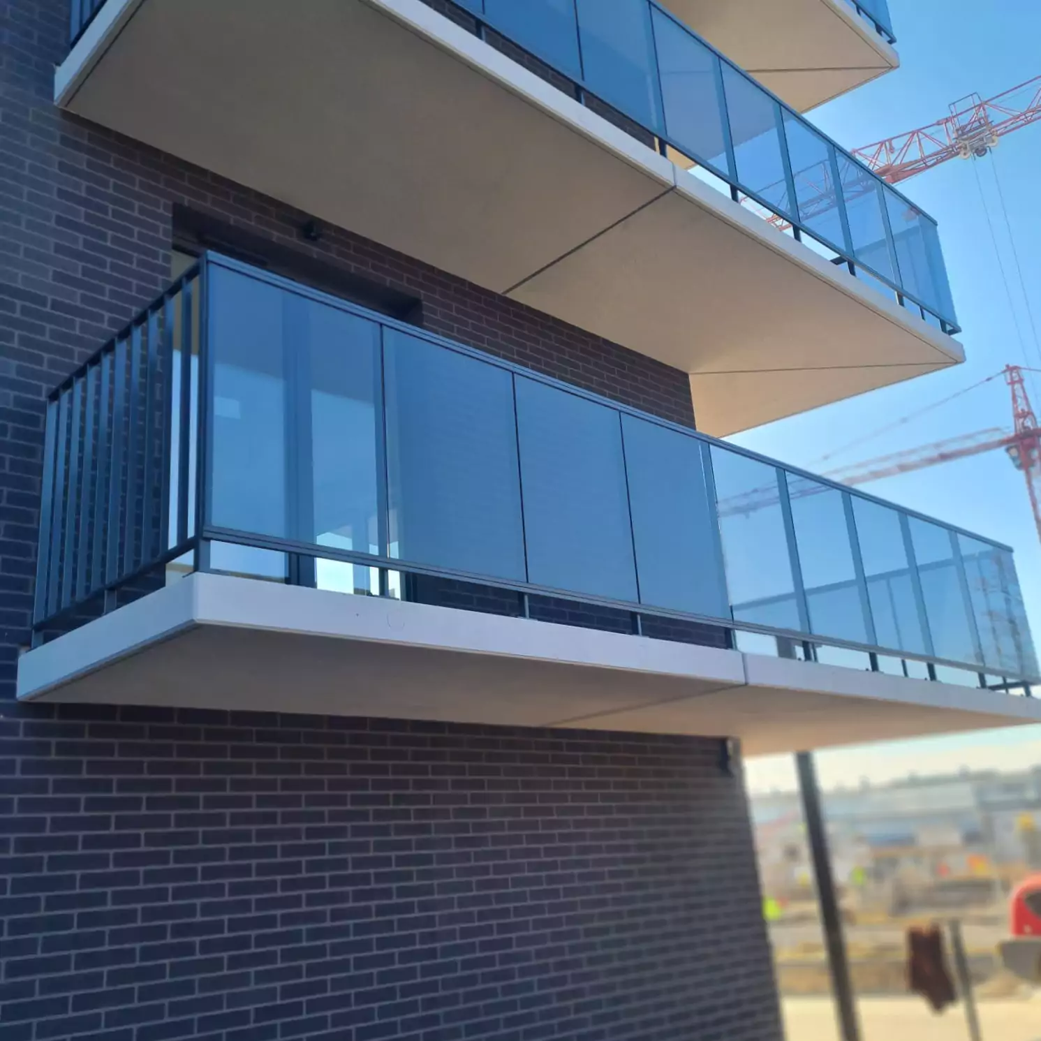 balustrady zewnętrzne, balustrady szklane, szklane zewnętrzne, balustrady ze szkła, balustrady zewnętrzne wykonane ze szkła, balustrady szklano stalowe