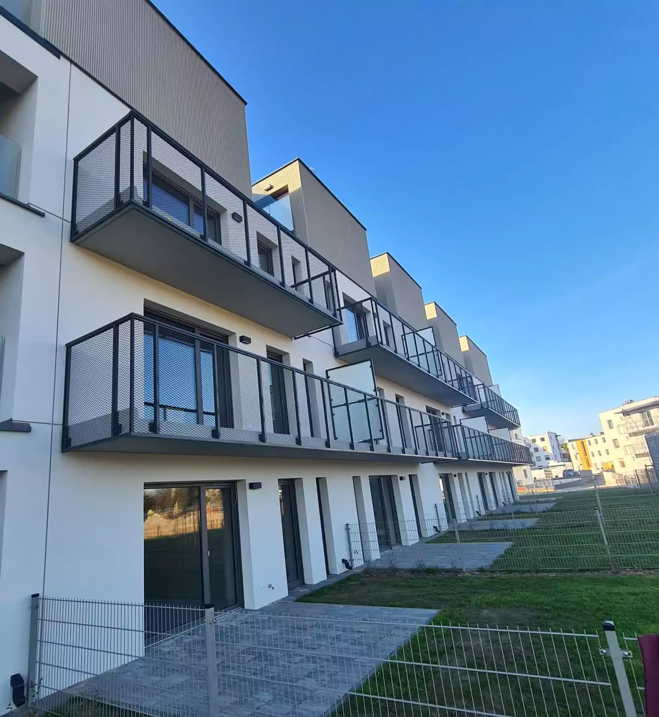 balustrady malowane proszkowo, balustrady malowane, balustrady z pochwytem drewnianym, unikatowe balustrady, balustrady z drewnem