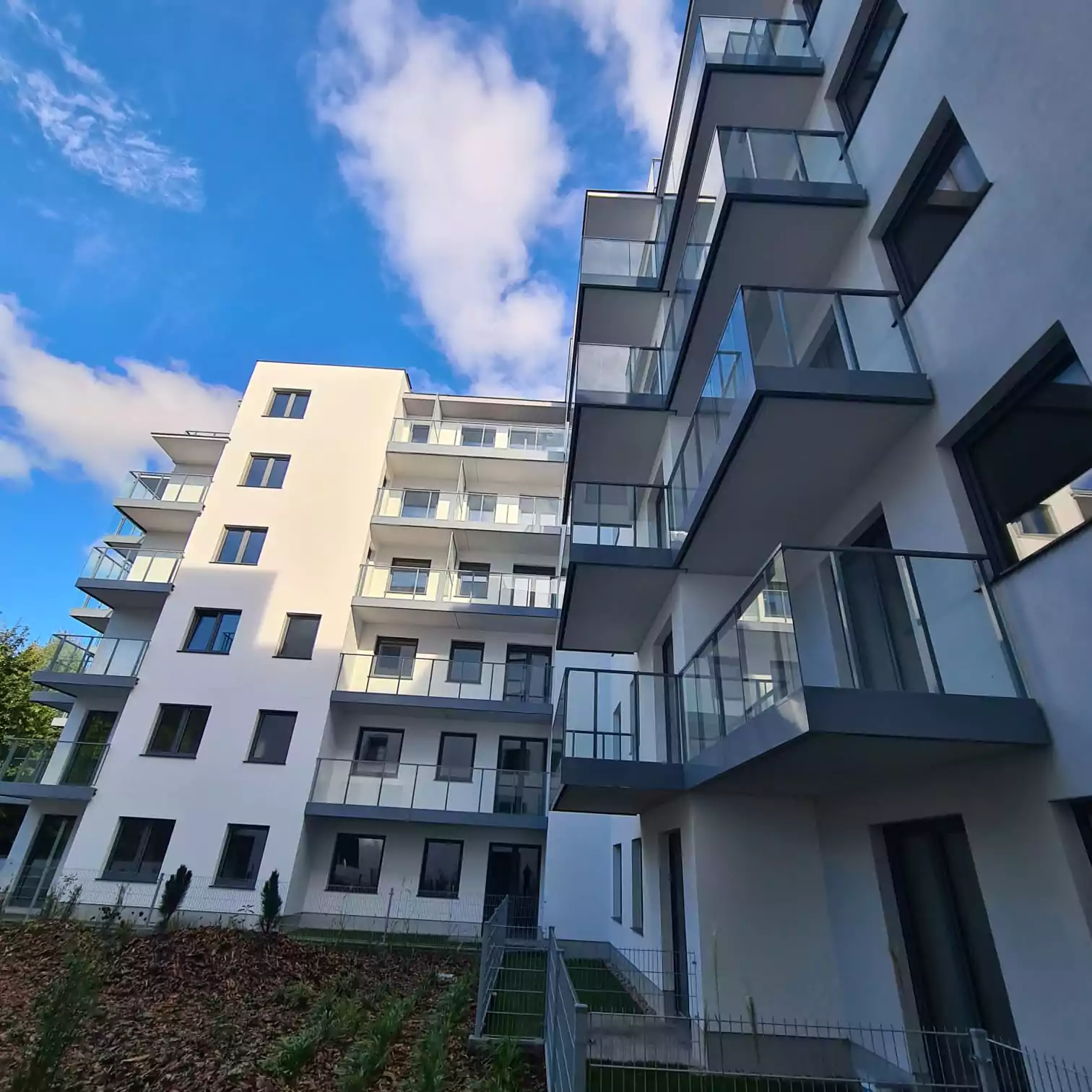 balustrady zewnętrzne, balustrady szklane, szklane zewnętrzne, balustrady ze szkła, balustrady zewnętrzne wykonane ze szkła, balustrady szklano stalowe