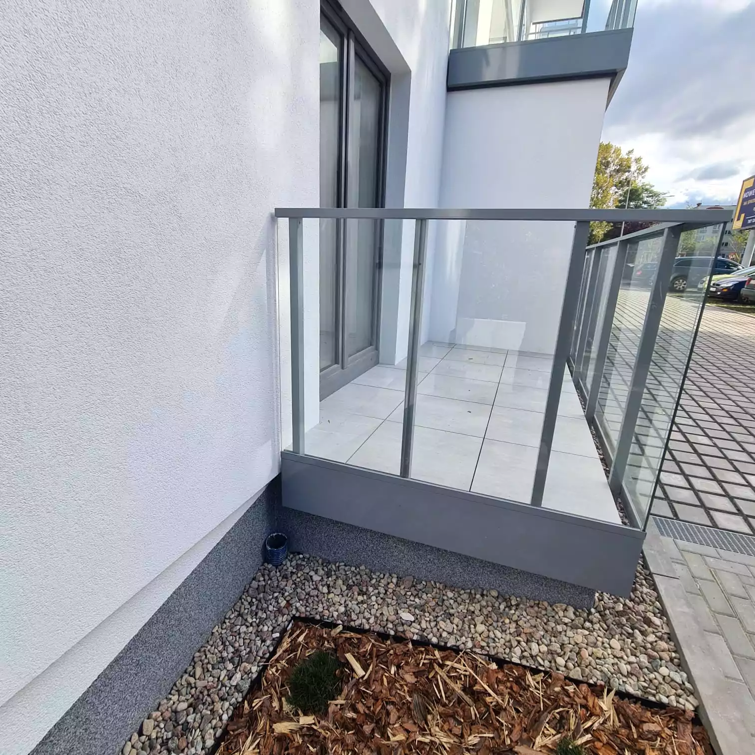 balustrady zewnętrzne, balustrady szklane, szklane zewnętrzne, balustrady ze szkła, balustrady zewnętrzne wykonane ze szkła, balustrady szklano stalowe