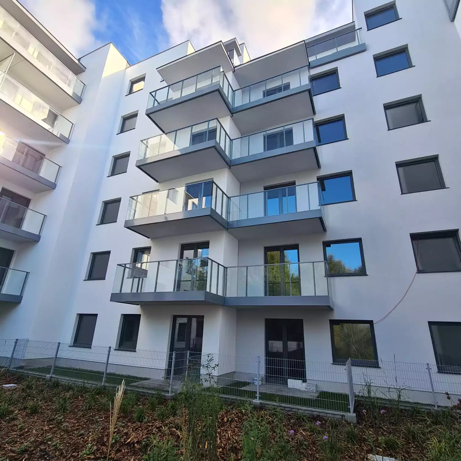 balustrady zewnętrzne, balustrady szklane, szklane zewnętrzne, balustrady ze szkła, balustrady zewnętrzne wykonane ze szkła, balustrady szklano stalowe