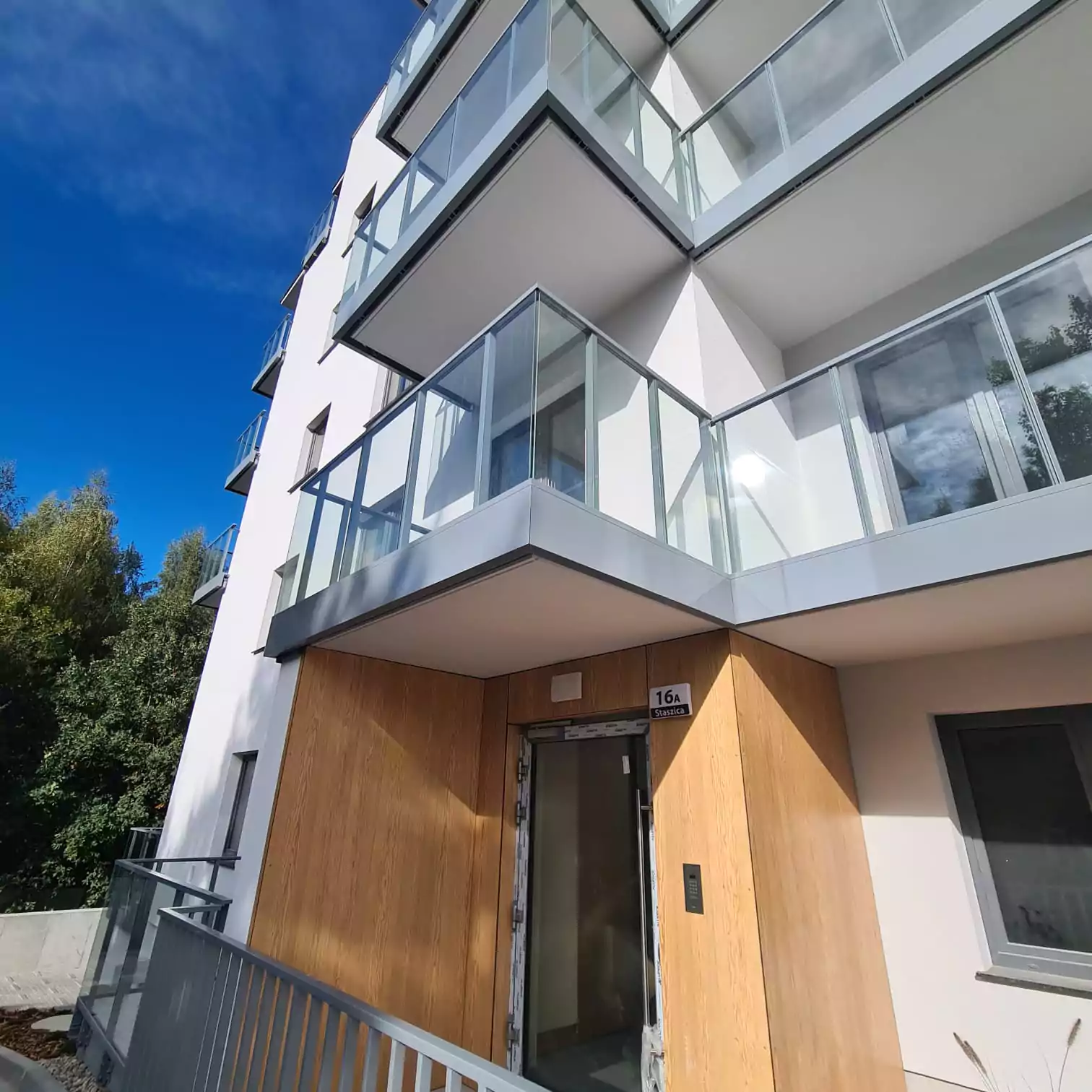 balustrady zewnętrzne, balustrady szklane, szklane zewnętrzne, balustrady ze szkła, balustrady zewnętrzne wykonane ze szkła, balustrady szklano stalowe