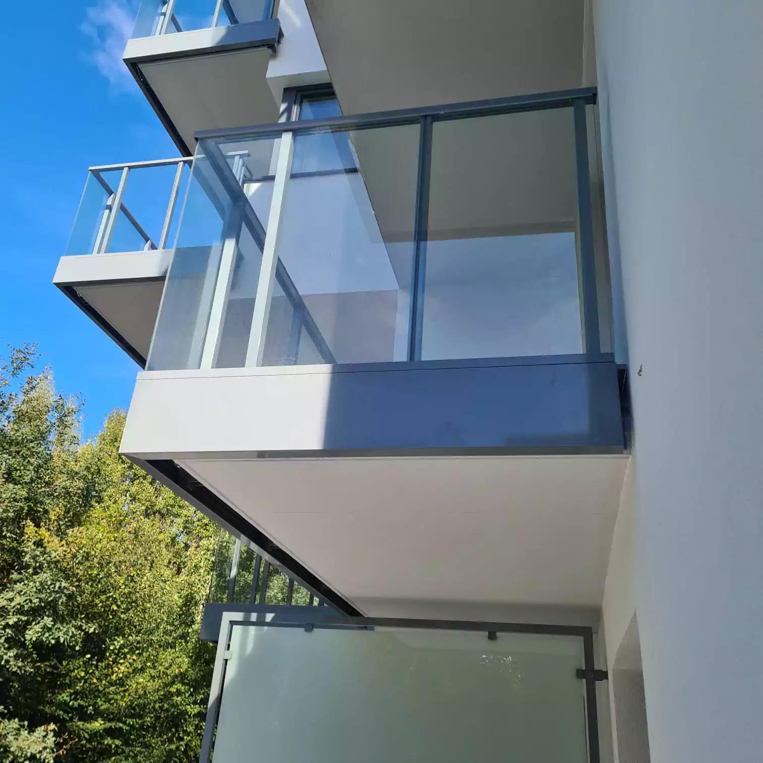 balustrady zewnętrzne, balustrady szklane, szklane zewnętrzne, balustrady ze szkła, balustrady zewnętrzne wykonane ze szkła, balustrady szklano stalowe