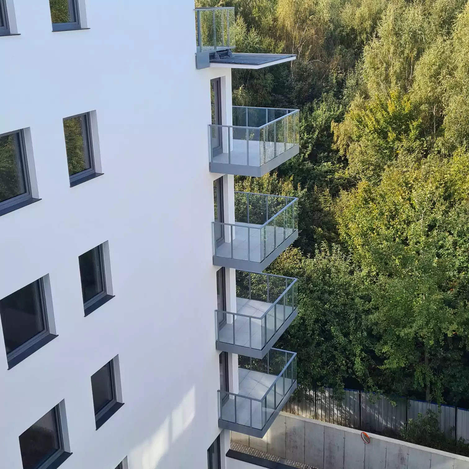 balustrady zewnętrzne, balustrady szklane, szklane zewnętrzne, balustrady ze szkła, balustrady zewnętrzne wykonane ze szkła, balustrady szklano stalowe