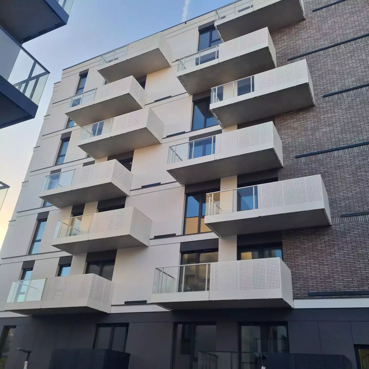 balustrada balkonowa z blachy perforowanej, balustrada balkonowa szklana