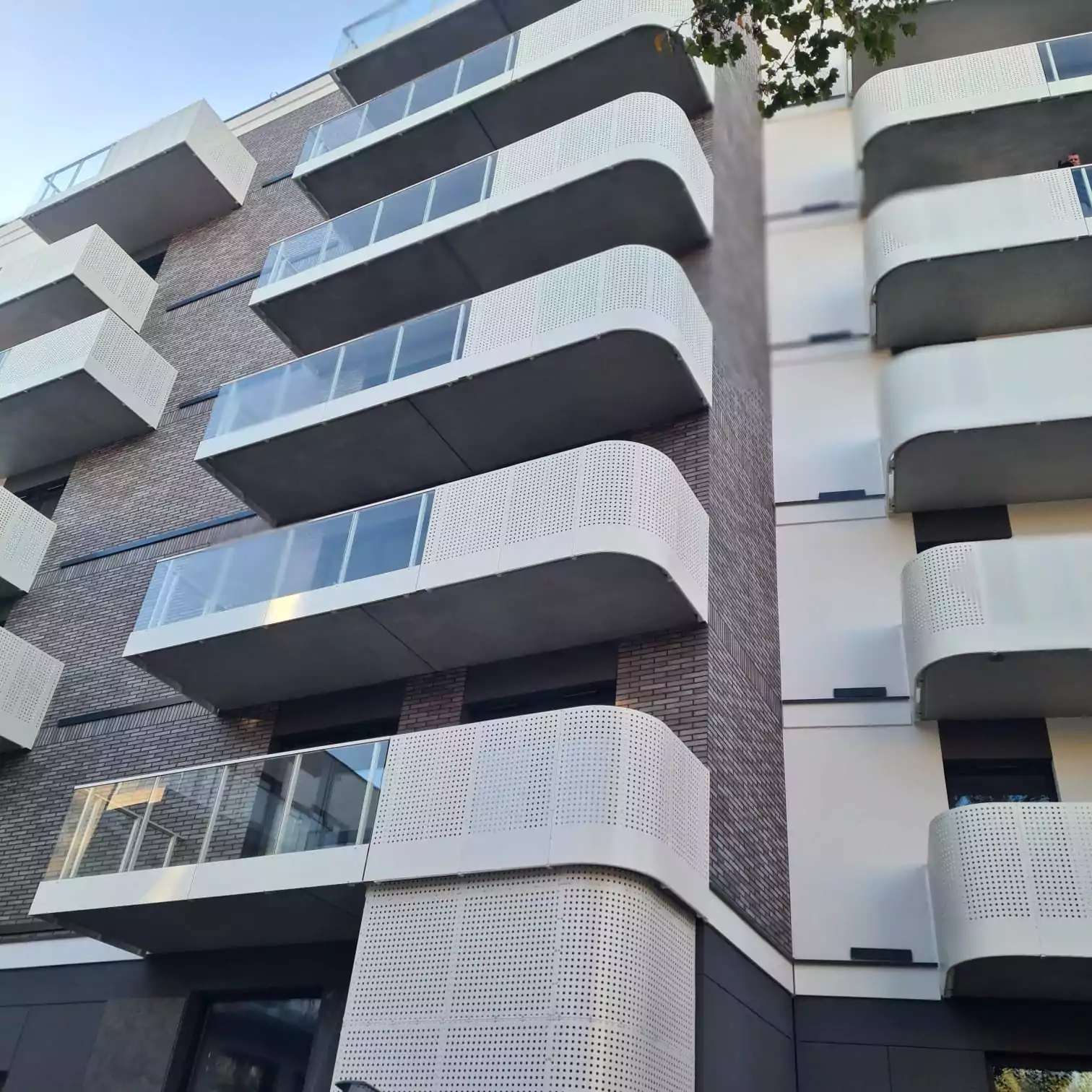 balustrada balkonowa z blachy perforowanej, balustrada balkonowa szklana