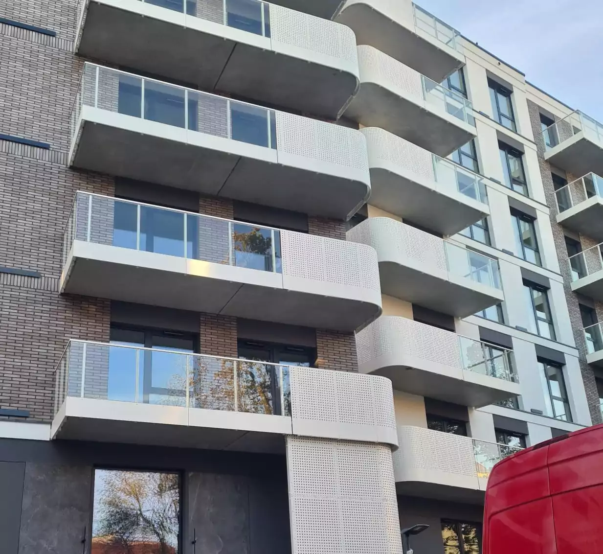 balustrada balkonowa z blachy perforowanej, balustrada balkonowa szklana