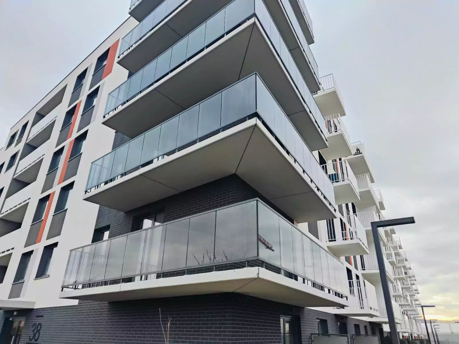 balustrady zewnętrzne, balustrady szklane, szklane zewnętrzne, balustrady ze szkła, balustrady zewnętrzne wykonane ze szkła, balustrady szklano stalowe