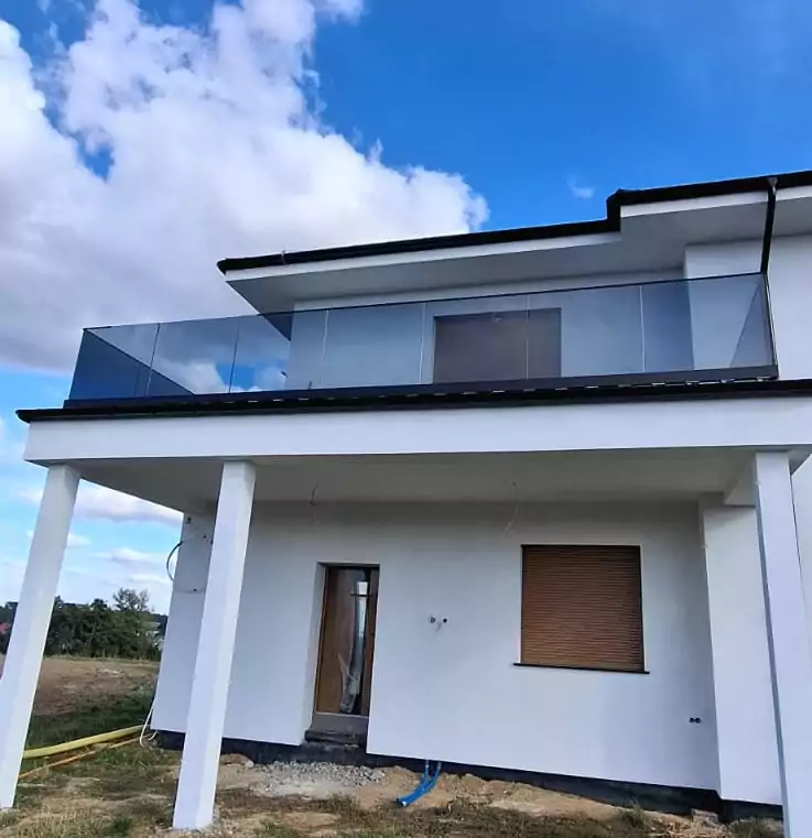 balustrada, balustrada szklana, balustrada samonośna szklana, balustrada zewnętrzna szklana, bezpieczna balustrada szklana