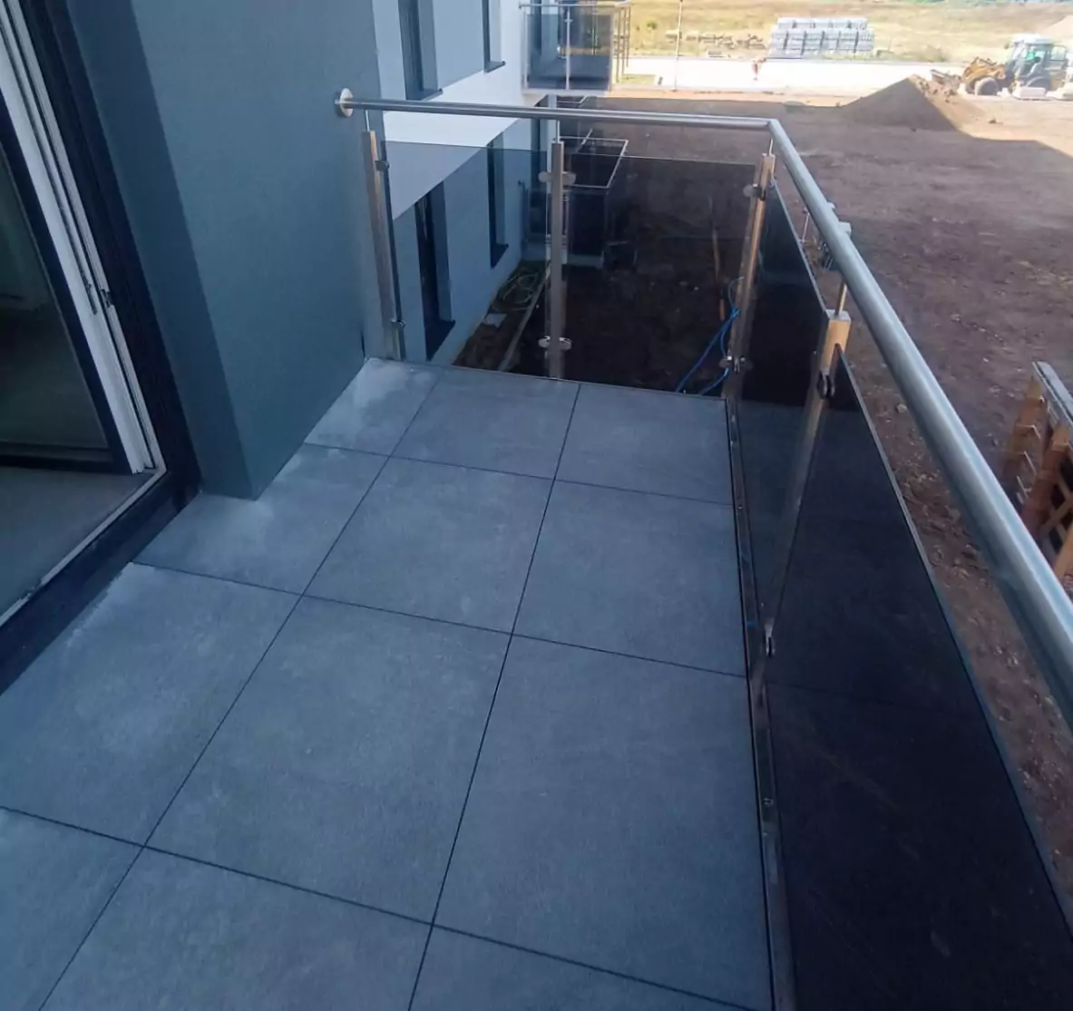 balustrady zewnętrzne, balustrady szklane, szklane zewnętrzne, balustrady ze szkła, balustrady zewnętrzne wykonane ze szkła, balustrady szklano stalowe