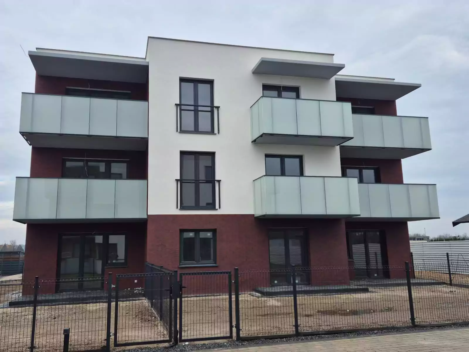 balustrady szklane, balustrady szklane zewnętrzne, balustrady szklane balkonowe