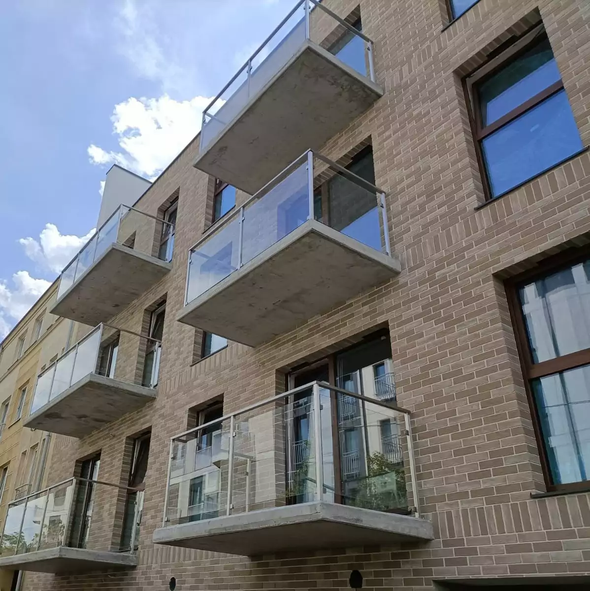 balustrady zewnętrzne, balustrady szklane, szklane zewnętrzne, balustrady ze szkła, balustrady zewnętrzne wykonane ze szkła, balustrady szklano stalowe