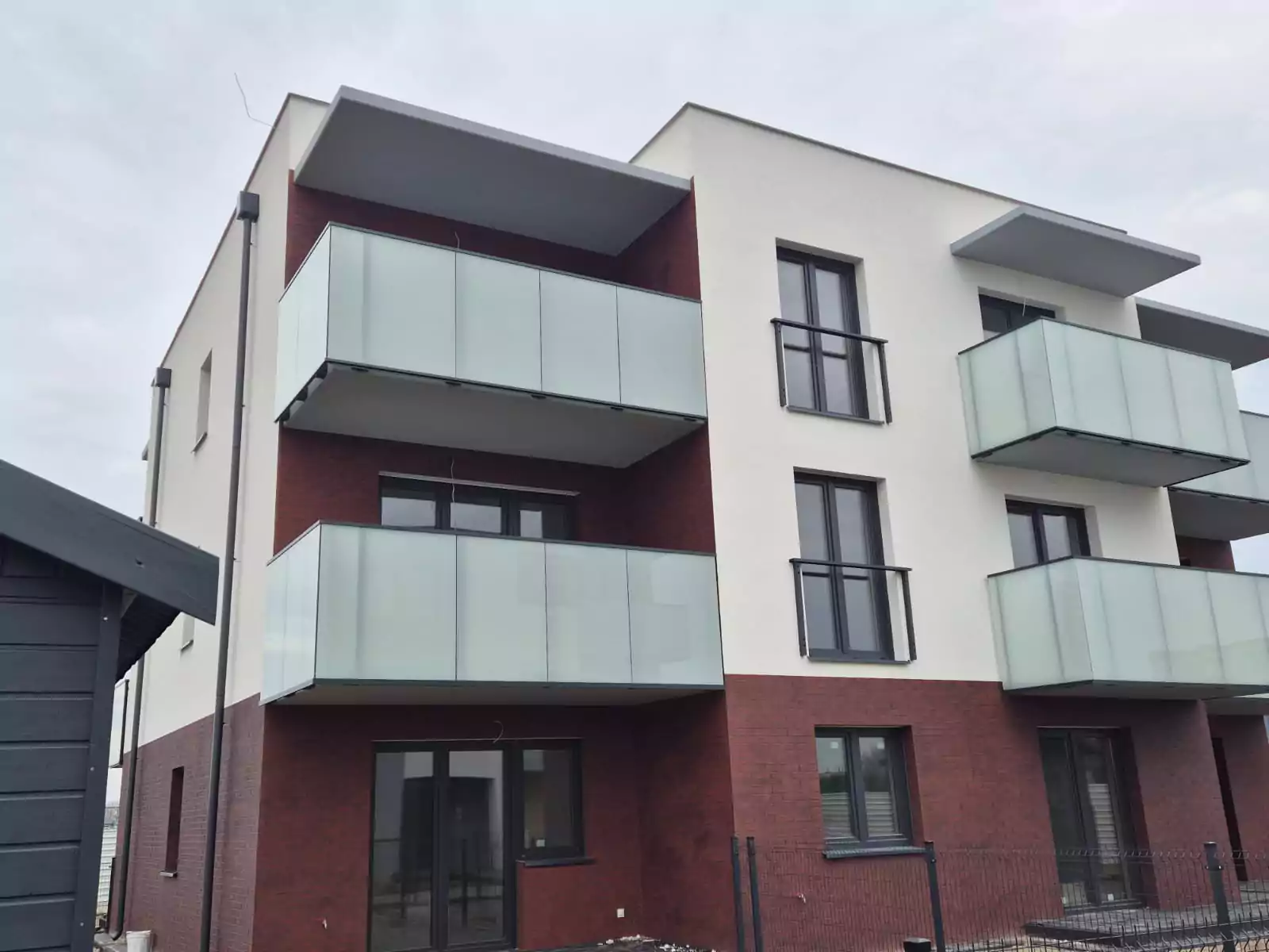 balustrady szklane, balustrady szklane zewnętrzne, balustrady szklane balkonowe