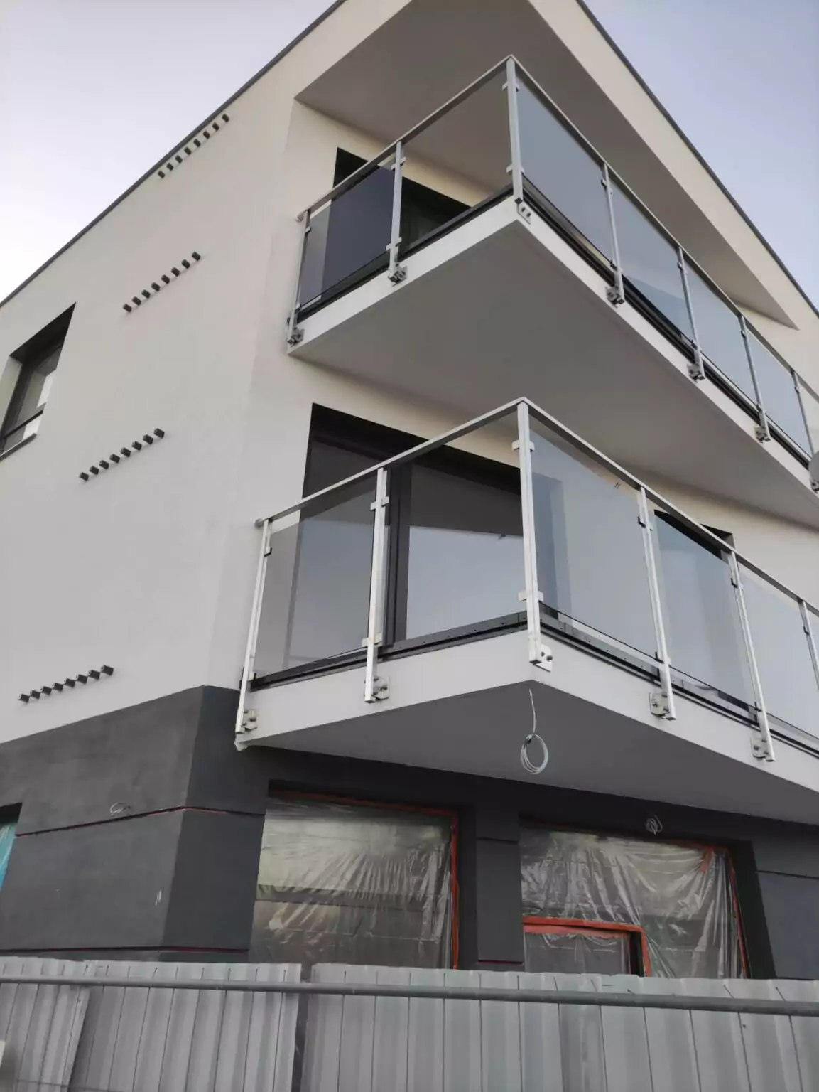 balustrady zewnętrzne, balustrady szklane, szklane zewnętrzne, balustrady ze szkła, balustrady zewnętrzne wykonane ze szkła, balustrady szklano stalowe