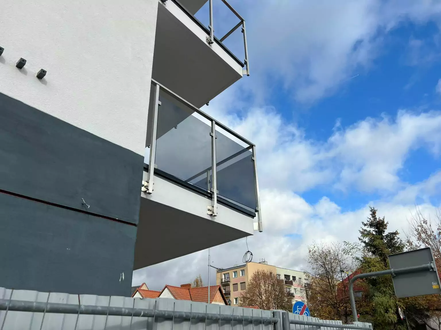 balustrady zewnętrzne, balustrady szklane, szklane zewnętrzne, balustrady ze szkła, balustrady zewnętrzne wykonane ze szkła, balustrady szklano stalowe