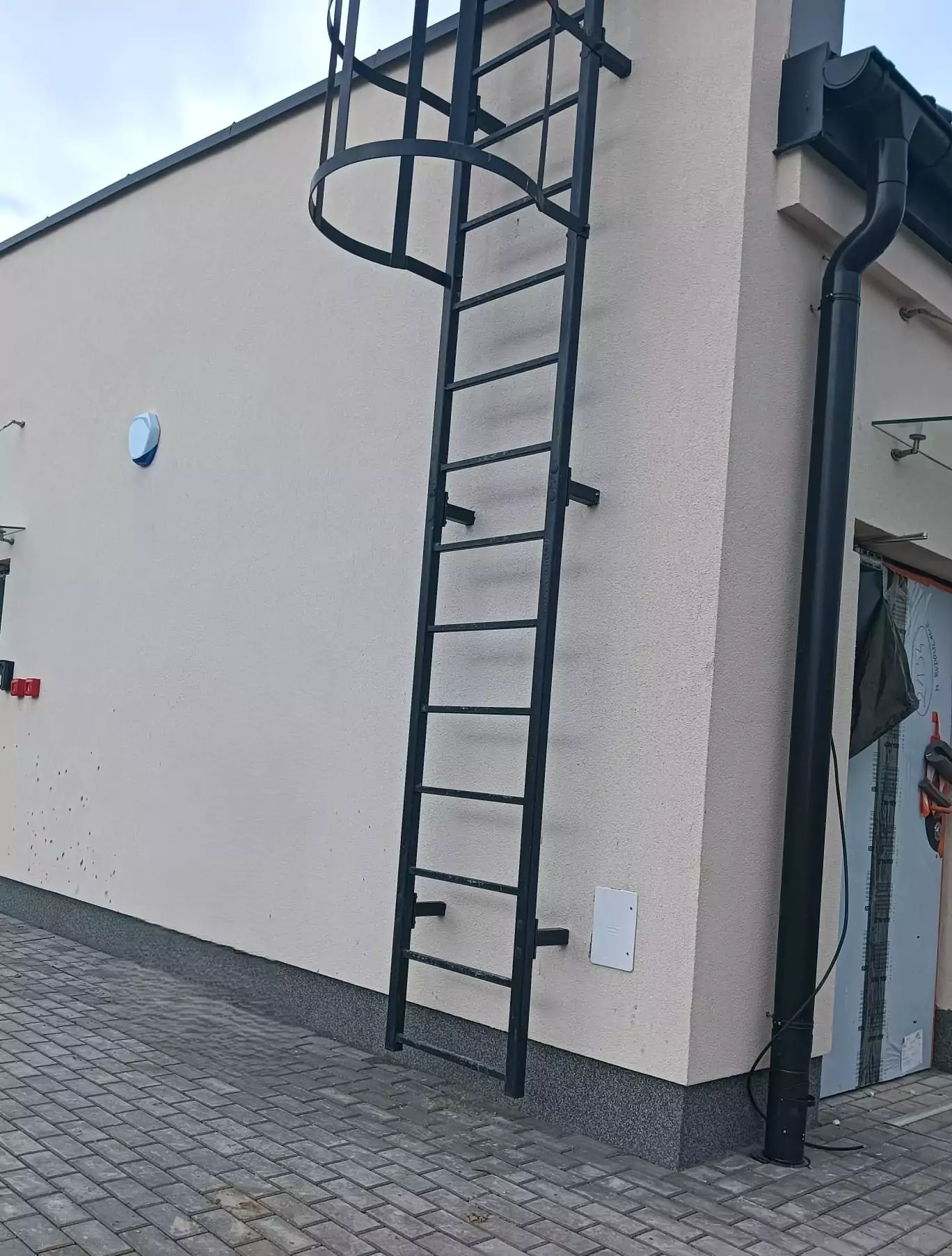 drabina wyłazowa, drabina stalowa, drabina metalowa