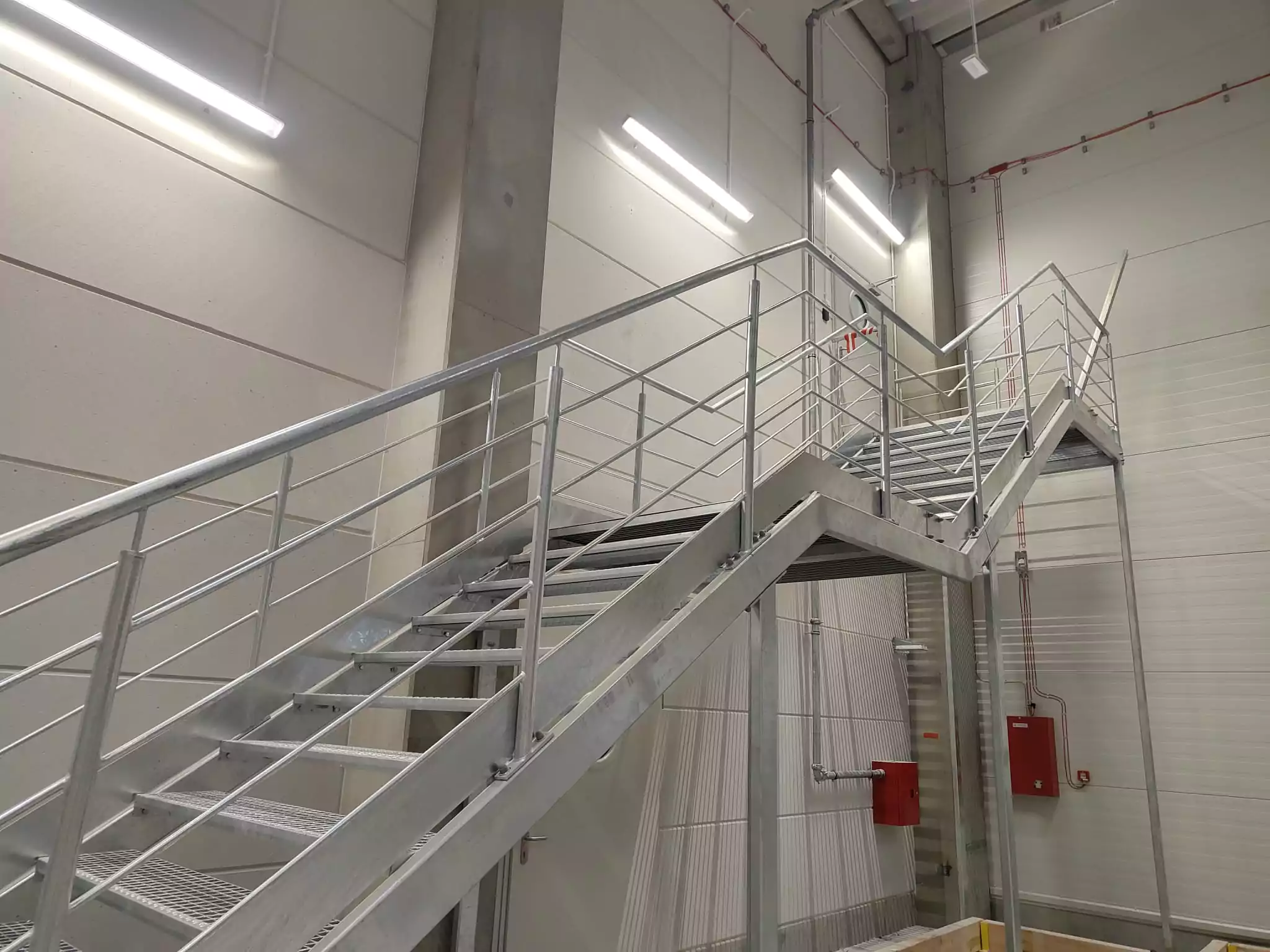 schody, schody wewnętrzne, schody w domu, eleganckie schody, metalowe schody