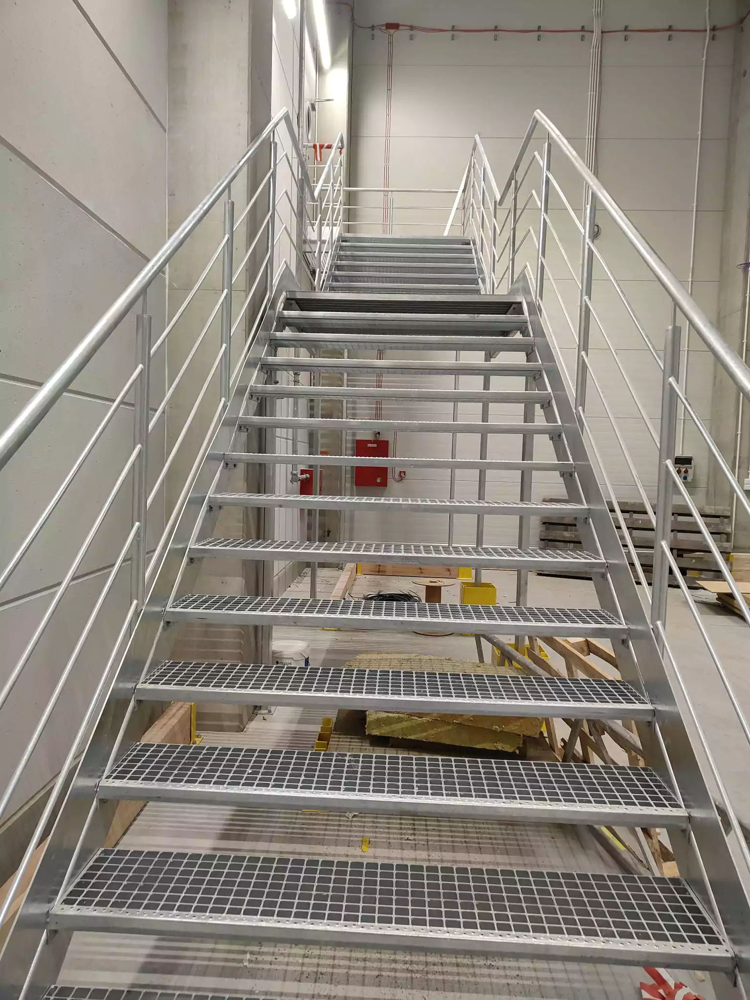 schody, schody wewnętrzne, schody w domu, eleganckie schody, metalowe schody