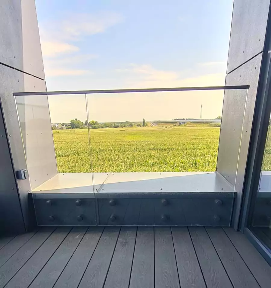 balustrada, balustrada szklana, balustrada samonośna szklana, balustrada zewnętrzna szklana, bezpieczna balustrada szklana