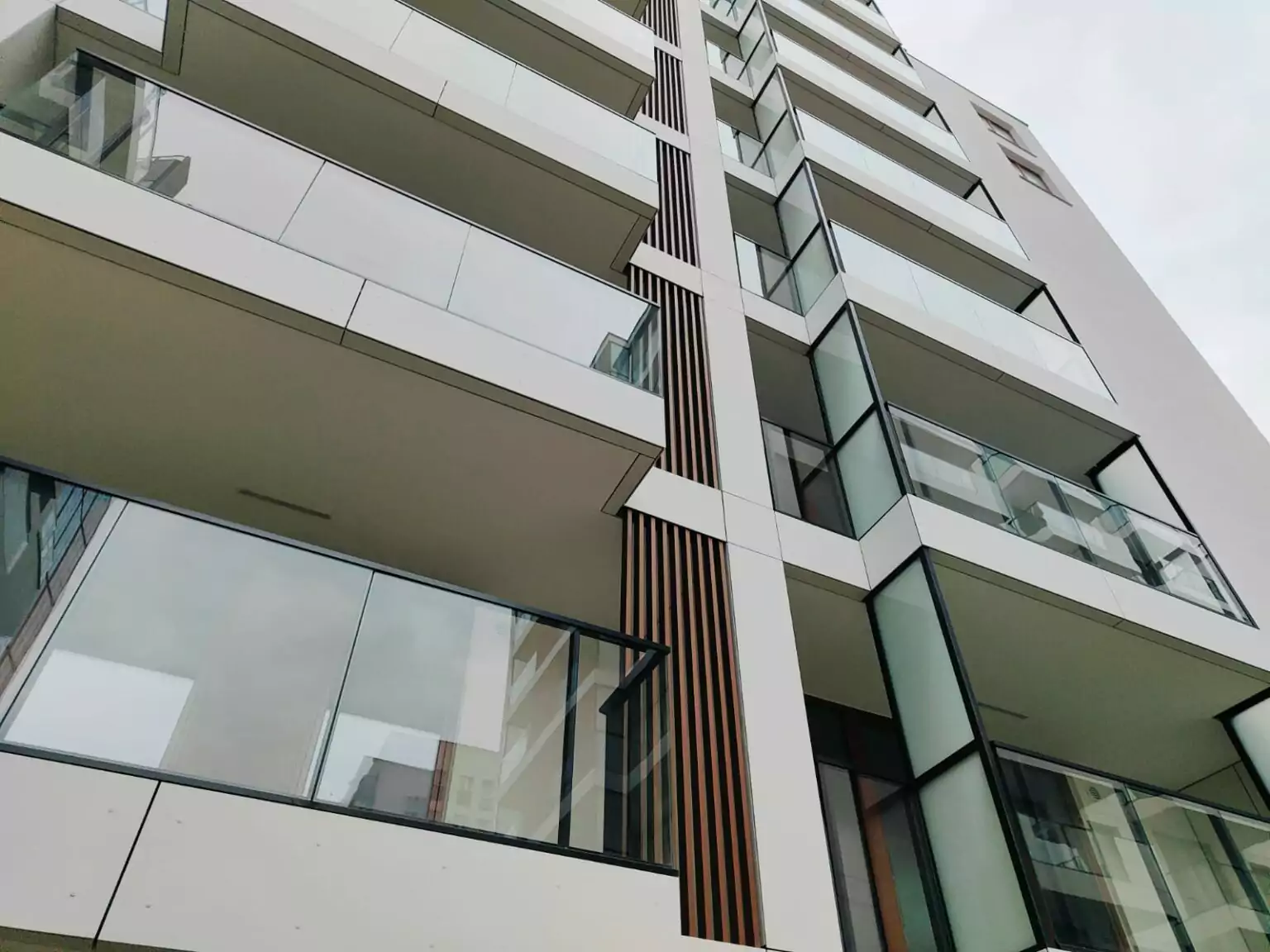 balustrady zewnętrzne, balustrady szklane, szklane zewnętrzne, balustrady ze szkła, balustrady zewnętrzne wykonane ze szkła, balustrady szklano stalowe