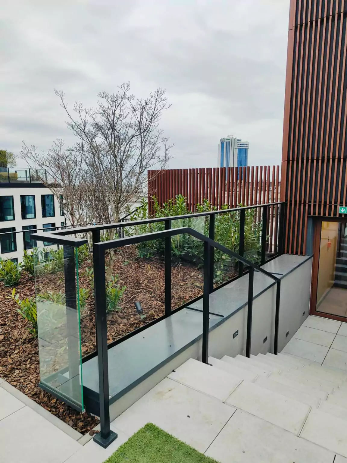 balustrady zewnętrzne, balustrady szklane, szklane zewnętrzne, balustrady ze szkła, balustrady zewnętrzne wykonane ze szkła, balustrady szklano stalowe