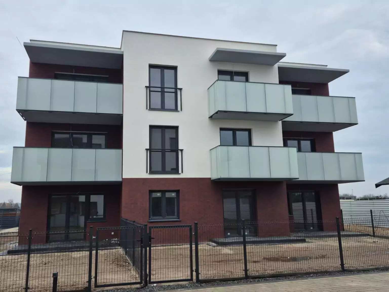 balustrady zewnętrzne, balustrady szklane, szklane zewnętrzne, balustrady ze szkła, balustrady zewnętrzne wykonane ze szkła, balustrady szklano stalowe