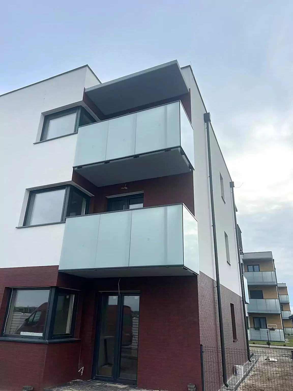 balustrady zewnętrzne, balustrady szklane, szklane zewnętrzne, balustrady ze szkła, balustrady zewnętrzne wykonane ze szkła, balustrady szklano stalowe