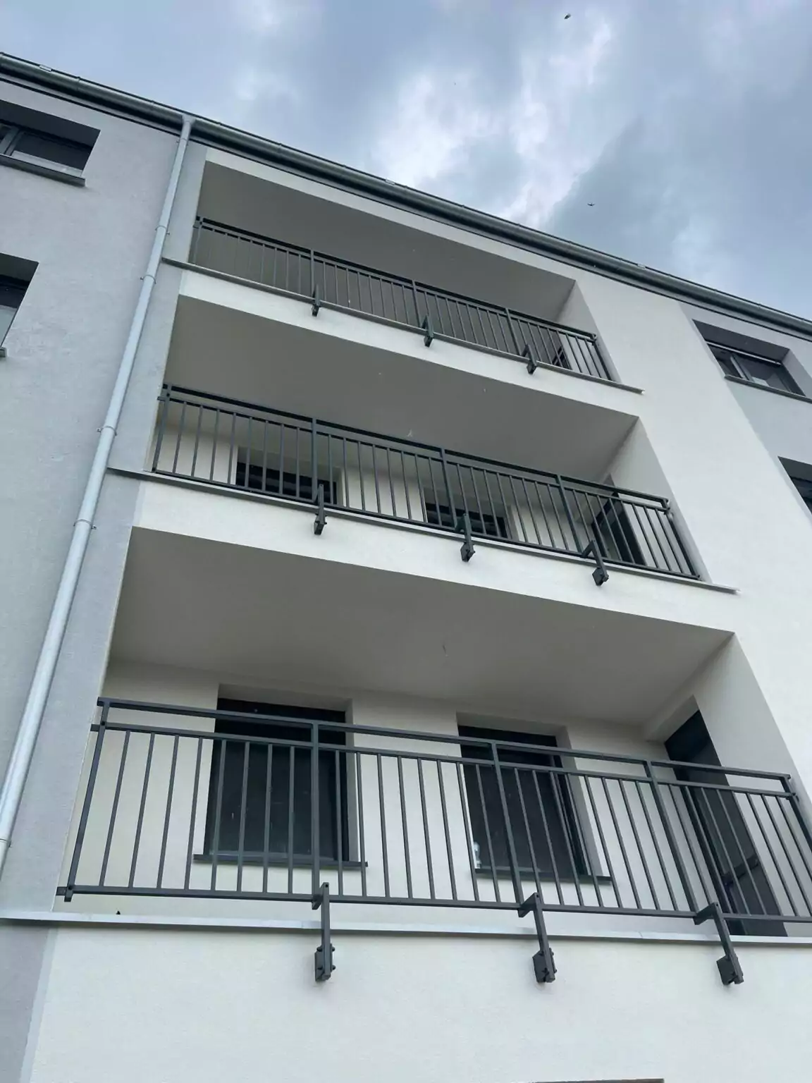 balustrady, balustrady malowane, balustrady malowane proszkowo, balustrady ocynkowane, balustrady proszkowe, balustrady balkonowe, balustrady zewnętrzne