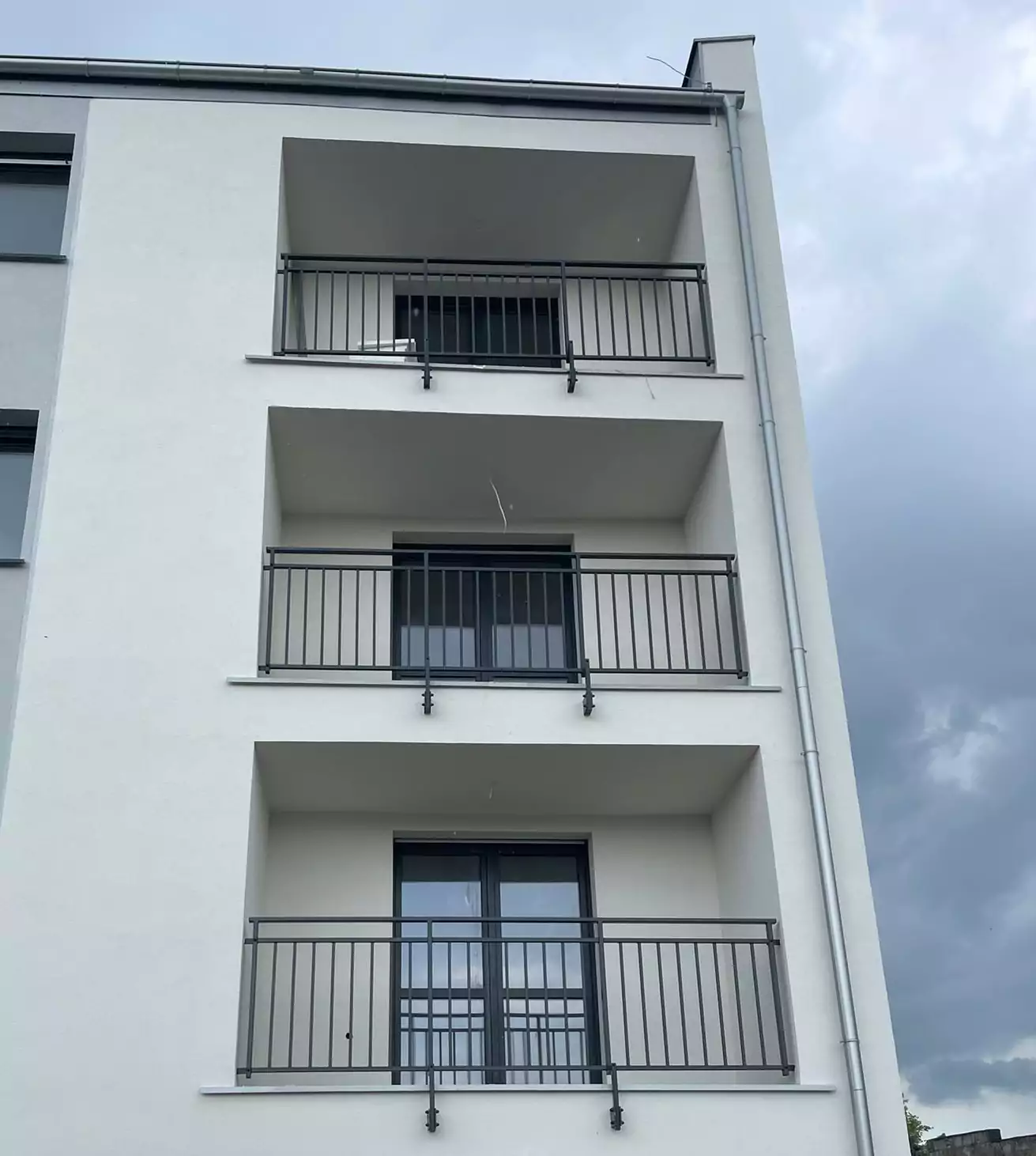 balustrady, balustrady malowane, balustrady malowane proszkowo, balustrady ocynkowane, balustrady proszkowe, balustrady balkonowe, balustrady zewnętrzne