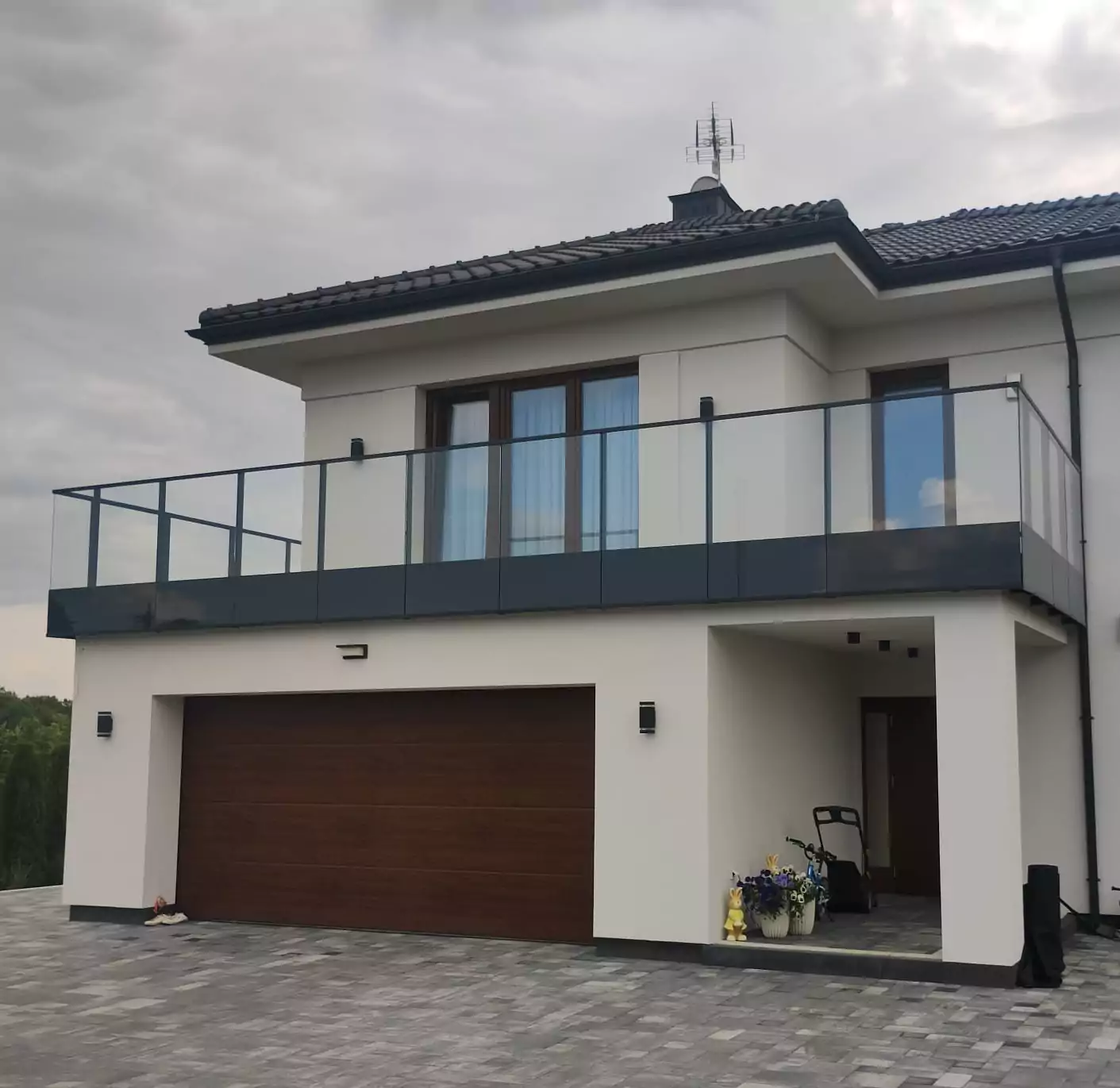 balustrada, balustrada szklana, balustrada samonośna szklana, balustrada zewnętrzna szklana, bezpieczna balustrada szklana