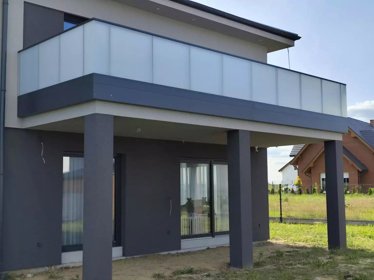 balustrada, balustrada szklana, balustrada samonośna szklana, balustrada zewnętrzna szklana, bezpieczna balustrada szklana