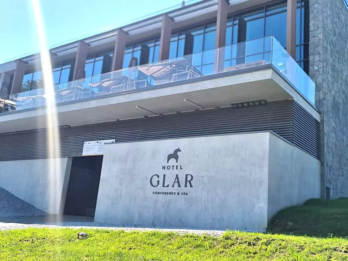 balustrada, balustrada szklana, balustrada samonośna szklana, balustrada zewnętrzna szklana, bezpieczna balustrada szklana