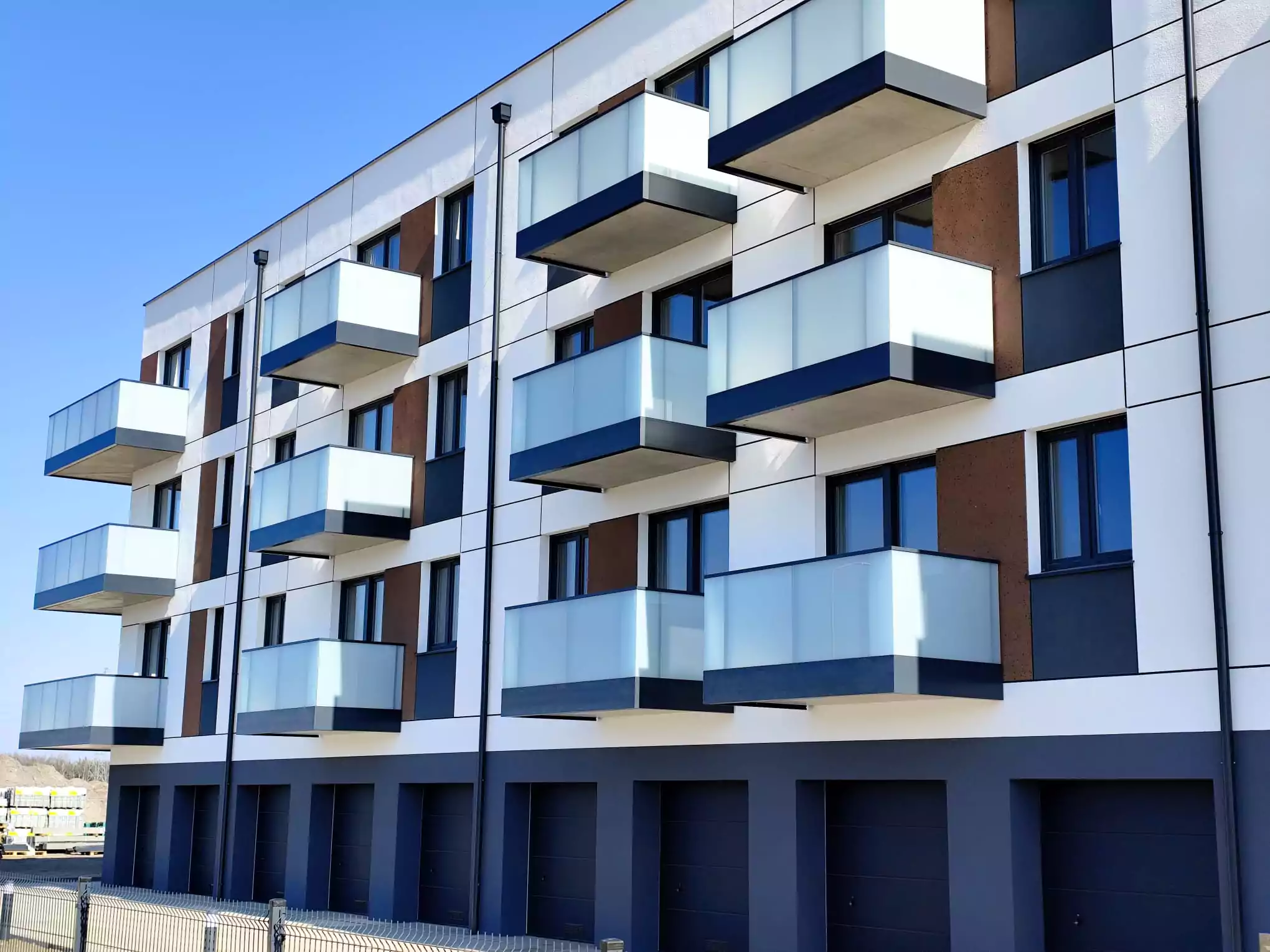 balustrady zewnętrzne, balustrady szklane, szklane zewnętrzne, balustrady ze szkła, balustrady zewnętrzne wykonane ze szkła, balustrady szklano stalowe