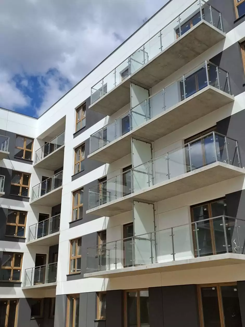 balustrady zewnętrzne, balustrady szklane, szklane zewnętrzne, balustrady ze szkła, balustrady zewnętrzne wykonane ze szkła, balustrady szklano stalowe