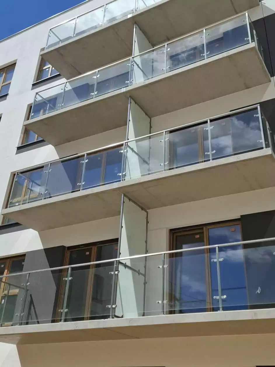 balustrady zewnętrzne, balustrady szklane, szklane zewnętrzne, balustrady ze szkła, balustrady zewnętrzne wykonane ze szkła, balustrady szklano stalowe